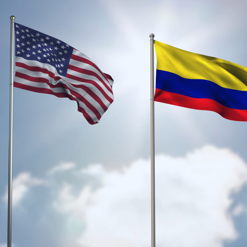 Banderas de Estados Unidos y Colombia para una guía sobre cómo apostillar los antecedentes del FBI para Colombia.